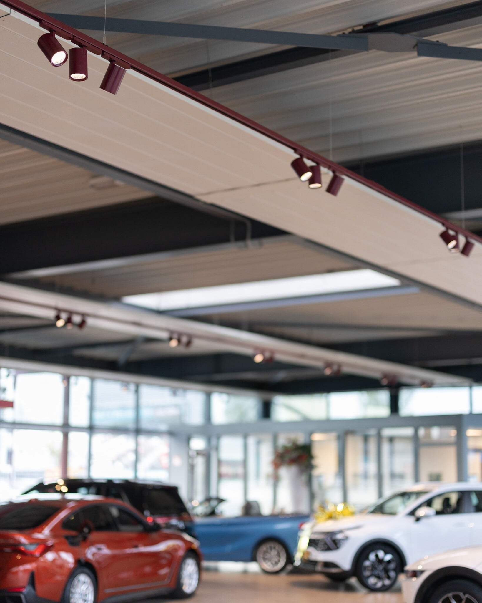 Detailbeeld van Autoshowroom Johan Meure Purmerend met moderne lichtintegratie