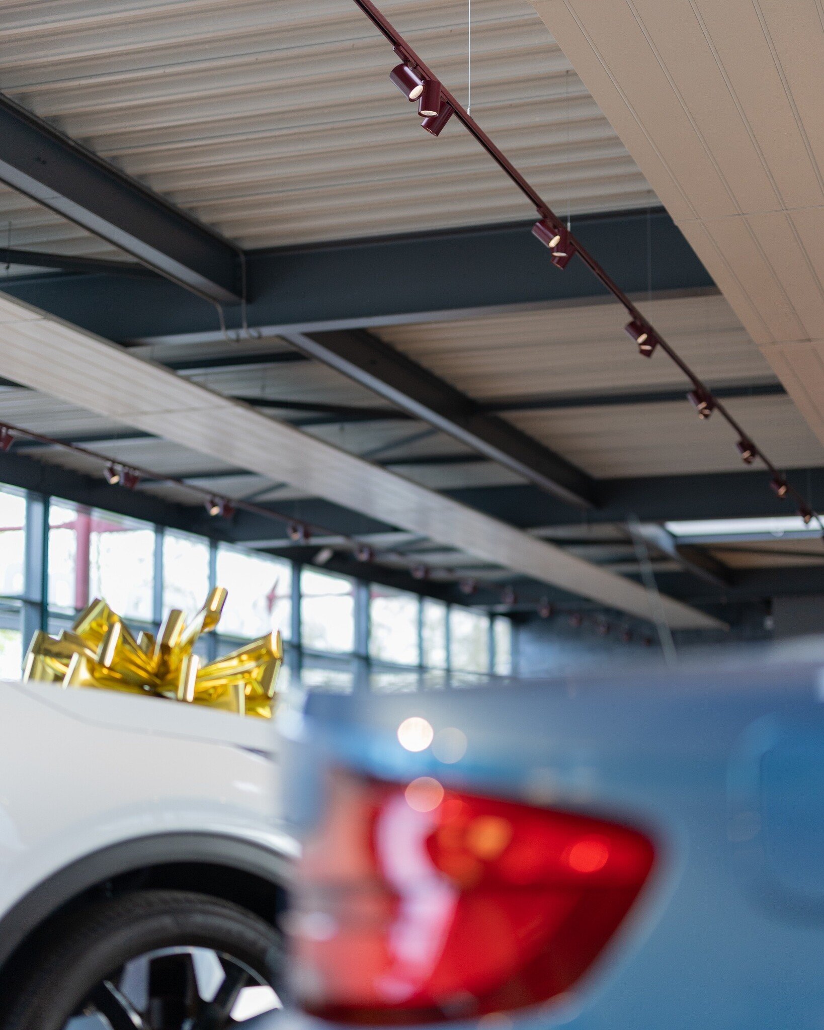 Projectaanzicht van Autoshowroom Johan Meure Purmerend met indirecte LED-verlichting
