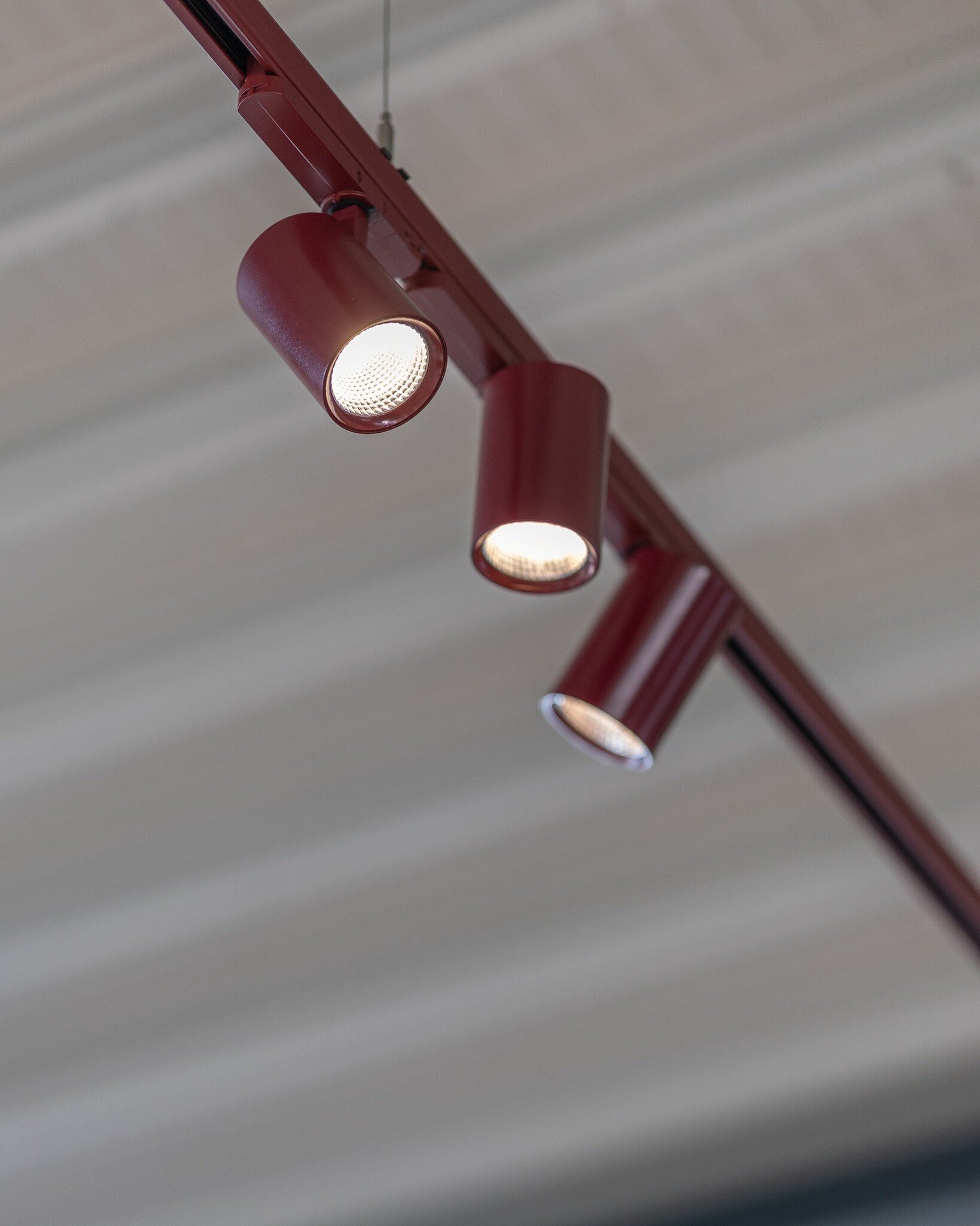 Autoshowroom Johan Meure Purmerend met professionele LED-verlichting en strakke lichtlijnen