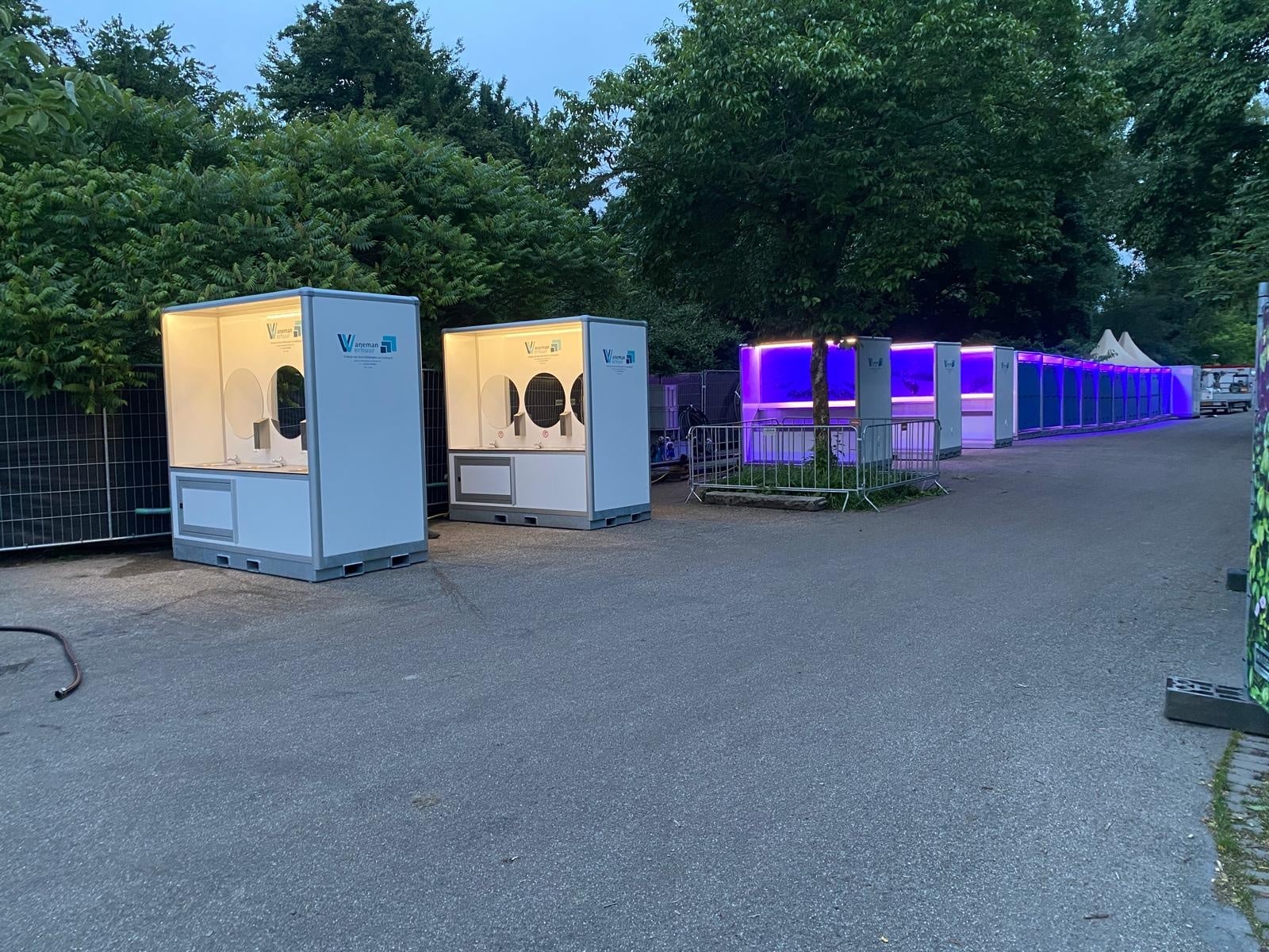 Vaneman Verhuur toiletwagen verlichting met professionele LED-verlichting en strakke lichtlijnen