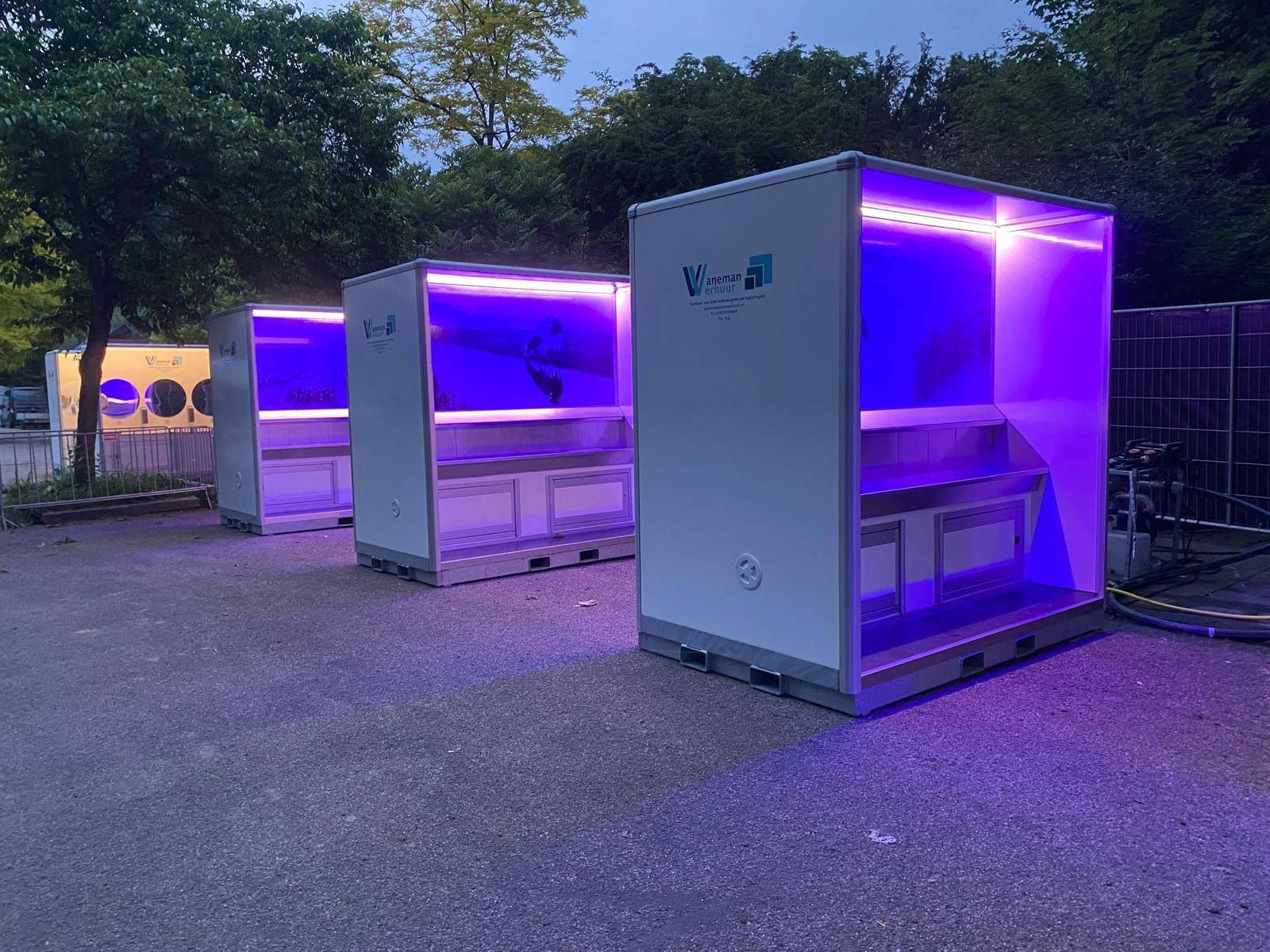 Projectaanzicht van Vaneman Verhuur toiletwagen verlichting met indirecte LED-verlichting