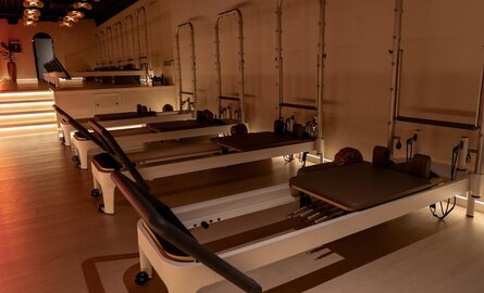 Gebogen LED lichtlijnen voor pilates studio
