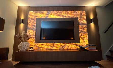 Natuurstenen tv-wand met LED sheets