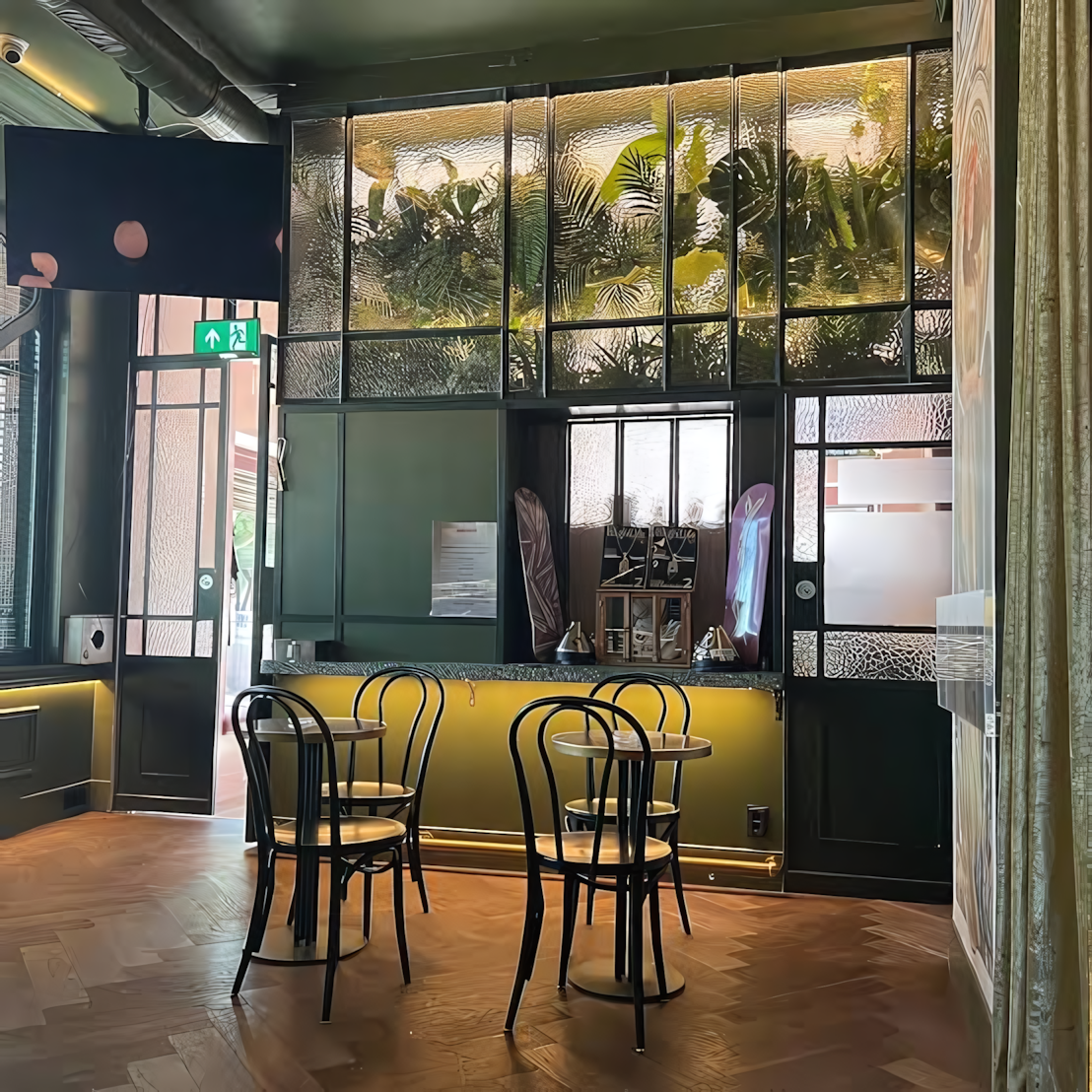 Projectaanzicht van Coffeeshop verlichting met LED strips met indirecte LED-verlichting