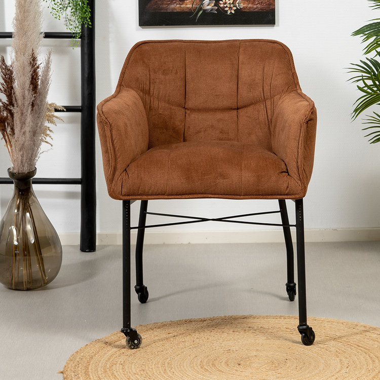 Chaise salle à manger Mace roulettes tissu côtelé cognac
