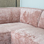 Canapé d'angle Memphis rose tissu chenille gauche