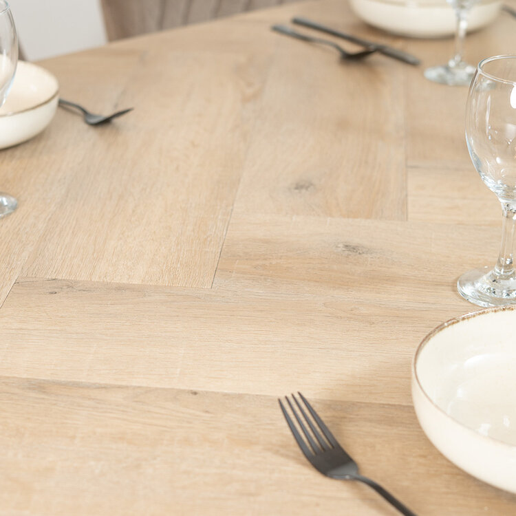 Table à manger ovale aspect chêne chevron Ilva 280 x 110 cm
