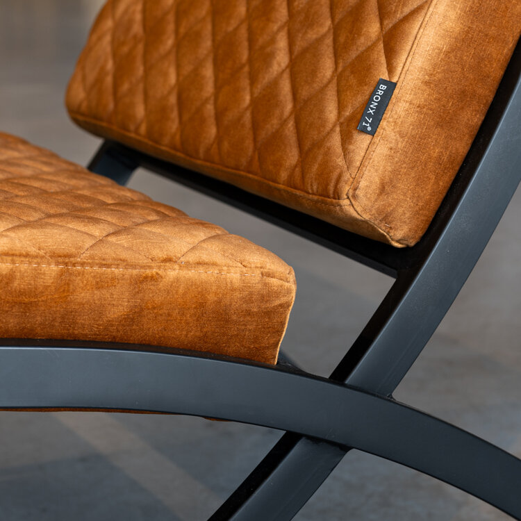 Fauteuil design en velours Madrid jaune ocre / cognac