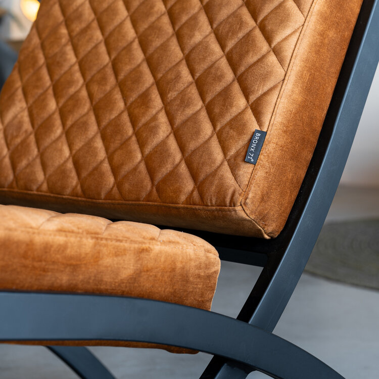 Fauteuil design en velours Madrid jaune ocre / cognac