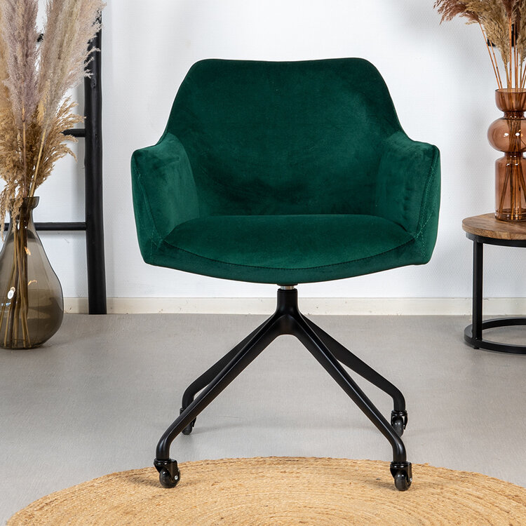 Chaise de salle à manger avec roulettes Quinn en velours vert foncé