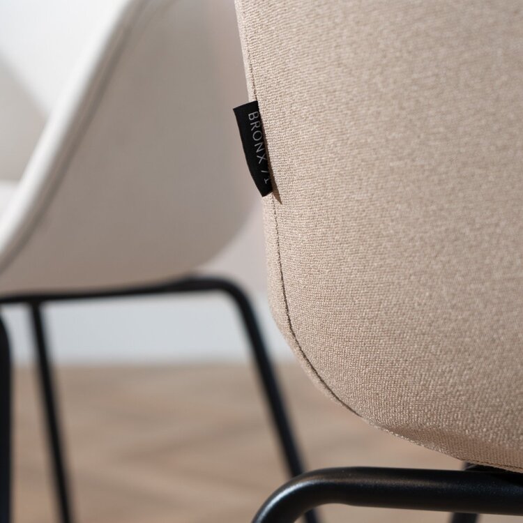 Chaise de salle à manger scandinave Ole taupe en tissu recyclé