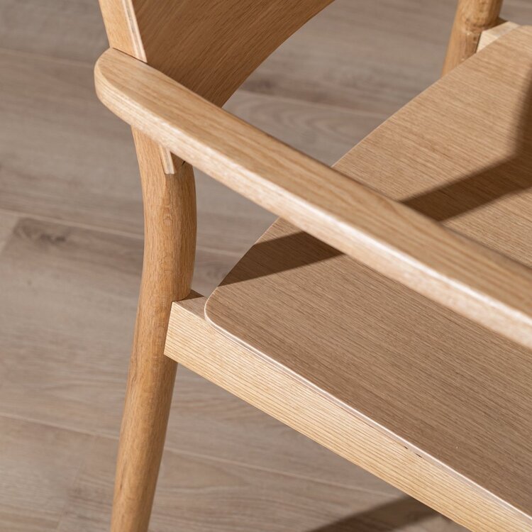 Chaise de salle à manger scandinave Iza en chêne naturel