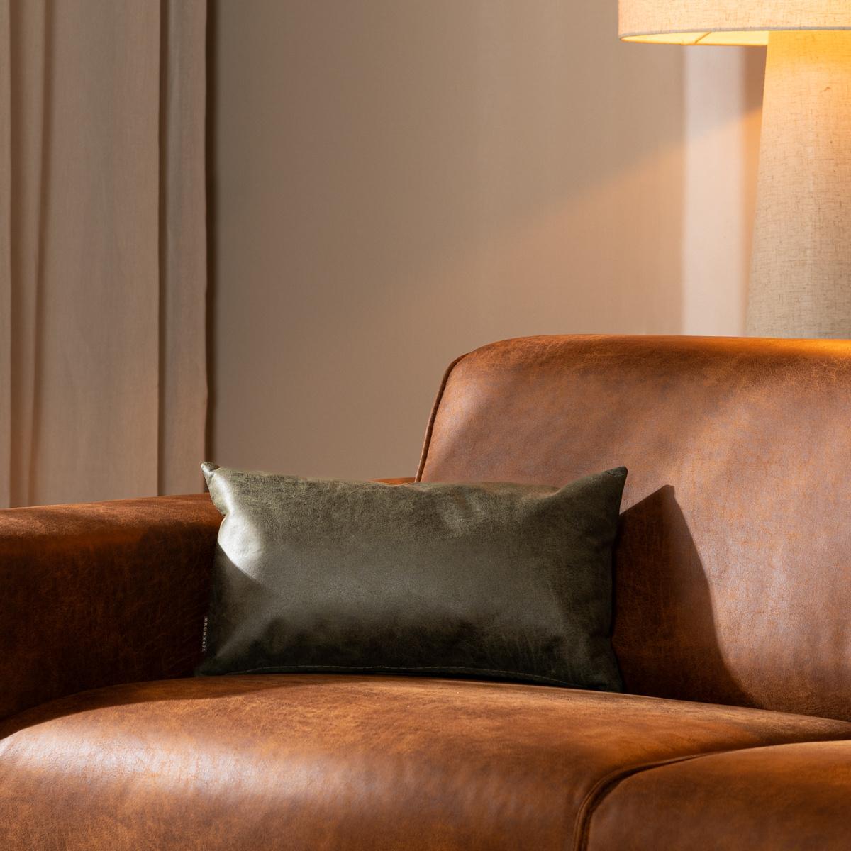 Coussin Kyla eco-cuir vert 25 x 45 cm