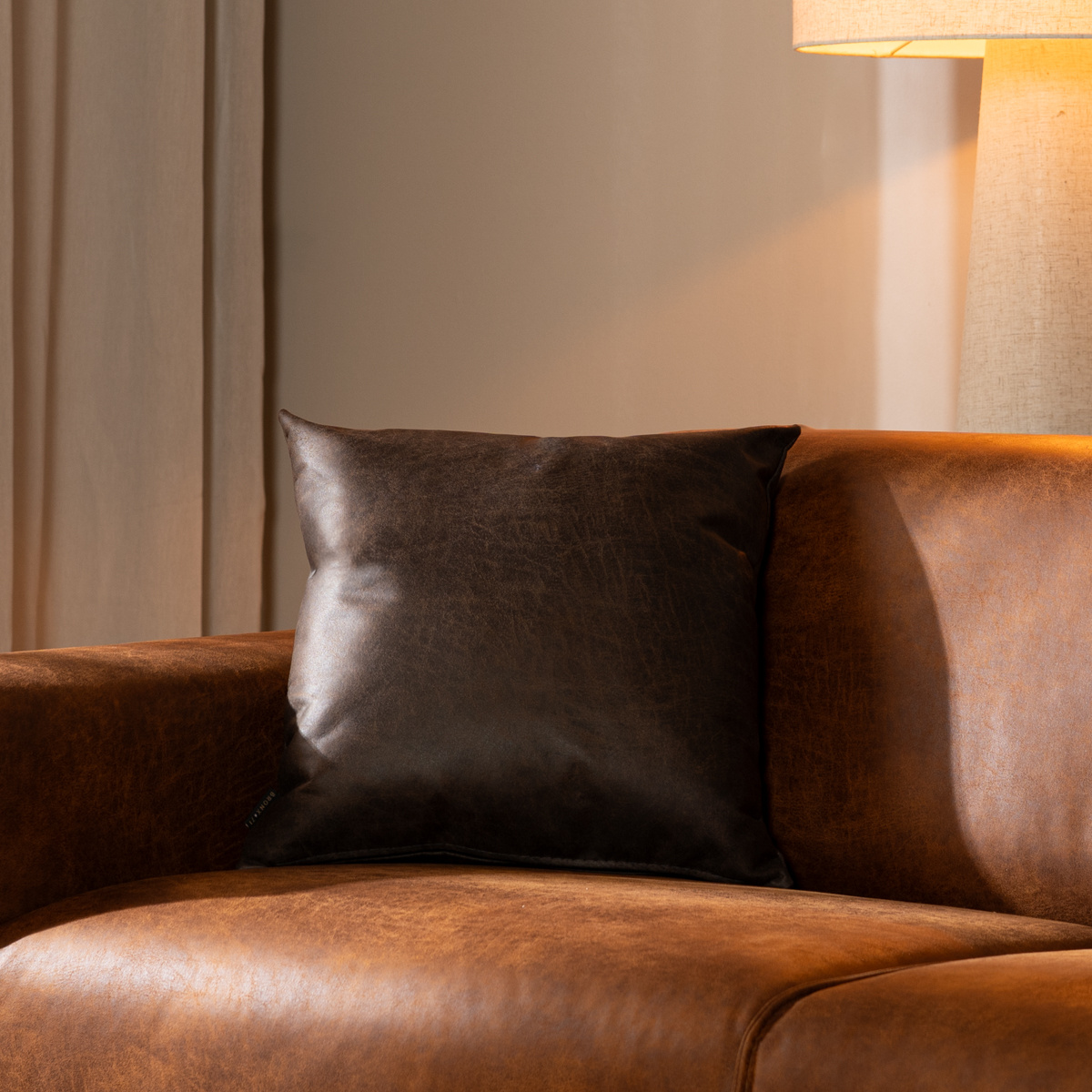 Coussin Kyla eco-cuir brun 45 x 45 cm