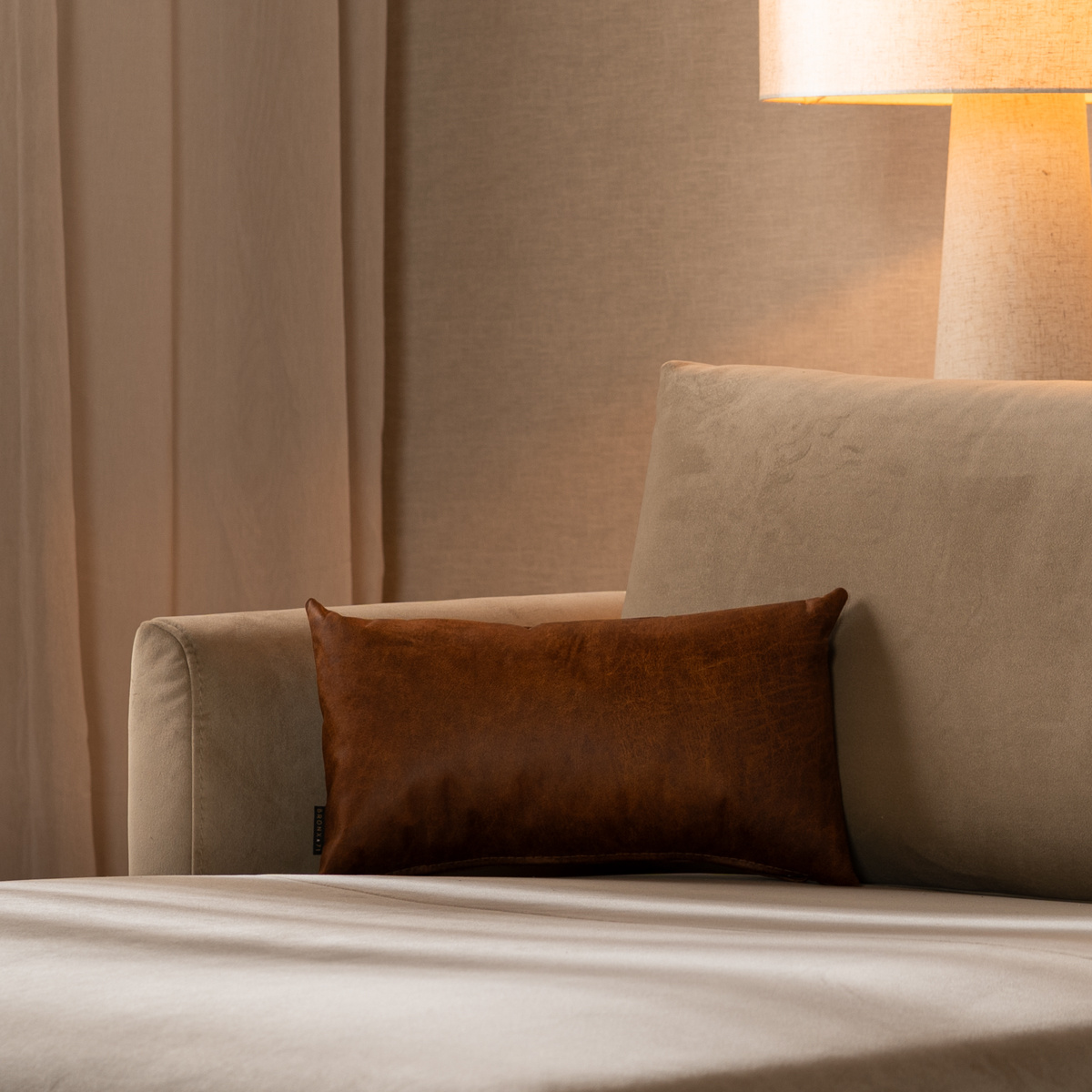 Coussin Kyla eco-cuir cognac 25 x 45 cm