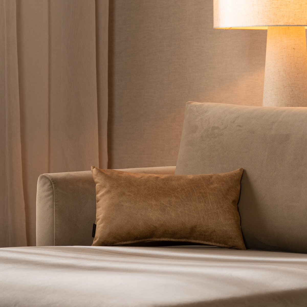 Coussin Kyla eco-cuir beige 25 x 45 cm