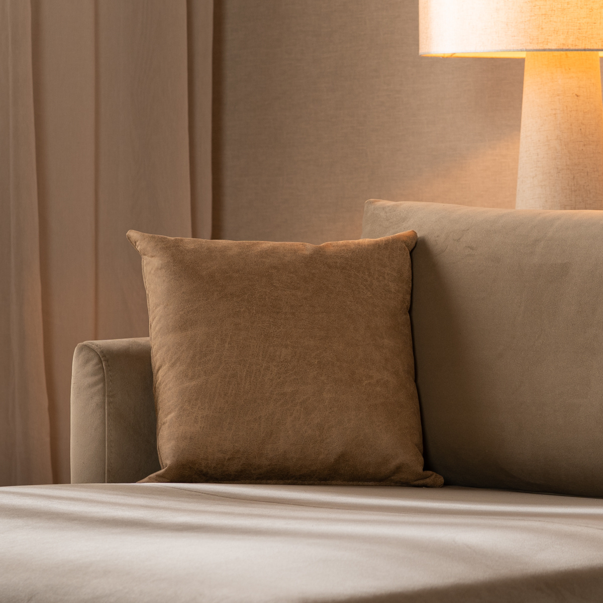 Coussin Kyla eco-cuir beige 45 x 45 cm