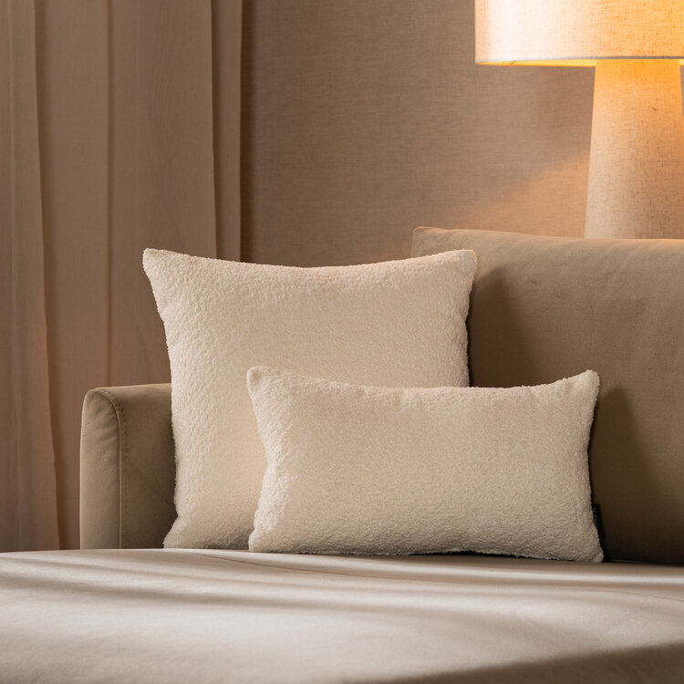Coussin Nora bouclé blanc 25 x 45 cm
