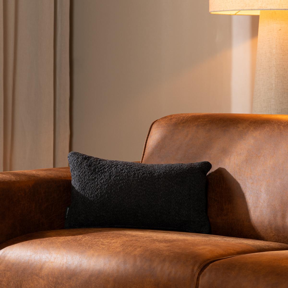 Coussin Nora bouclé noir 25 x 45 cm