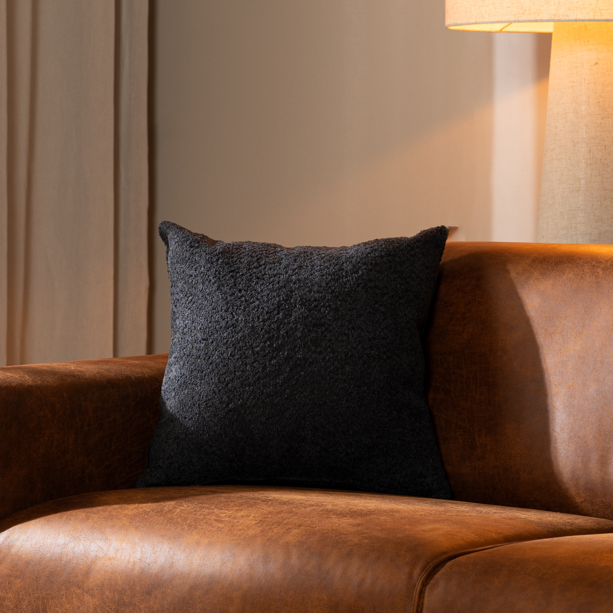 Coussin Nora bouclé noir 45 x 45 cm