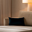 Coussin Anna velours bleu 25 x 45 cm