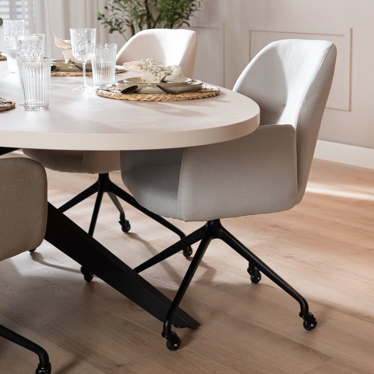 Chaise de salle à manger à roulettes Runa gris clair tissu recyclé