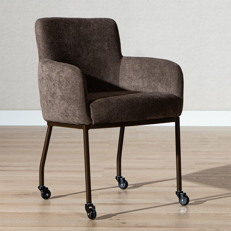 Chaise de salle à manger à roulettes Finn en chenille marron
