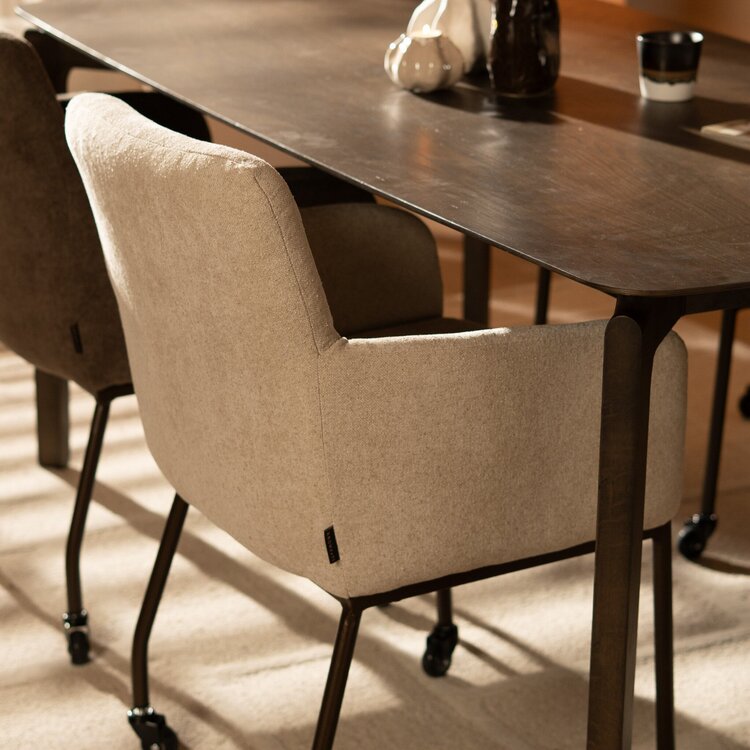 Chaise de salle à manger à roulettes Finn en chenille beige