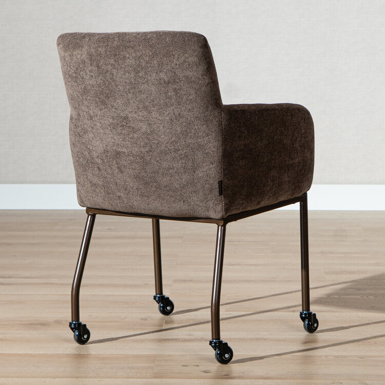 Chaise de salle à manger à roulettes Finn en chenille marron