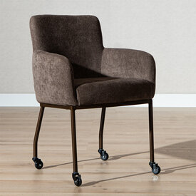 Chaise de salle à manger à roulettes Finn en chenille marron