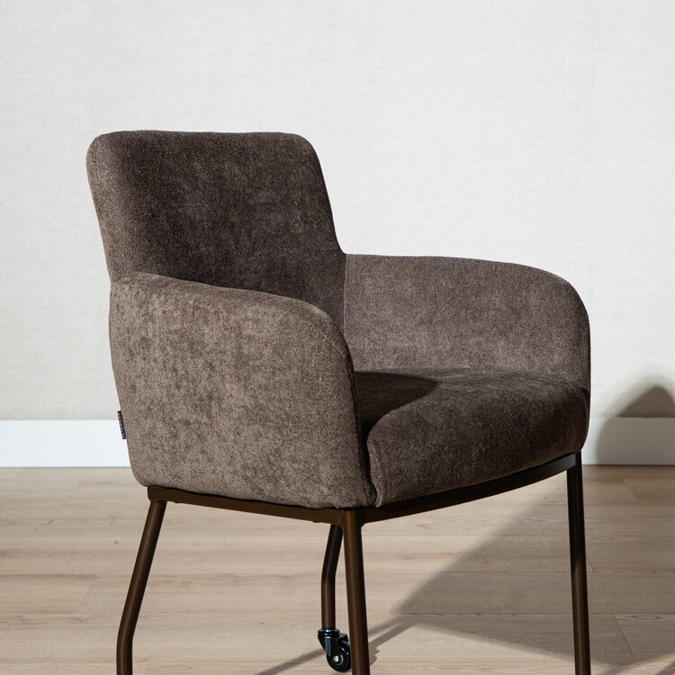 Chaise de salle à manger à roulettes Finn en chenille marron