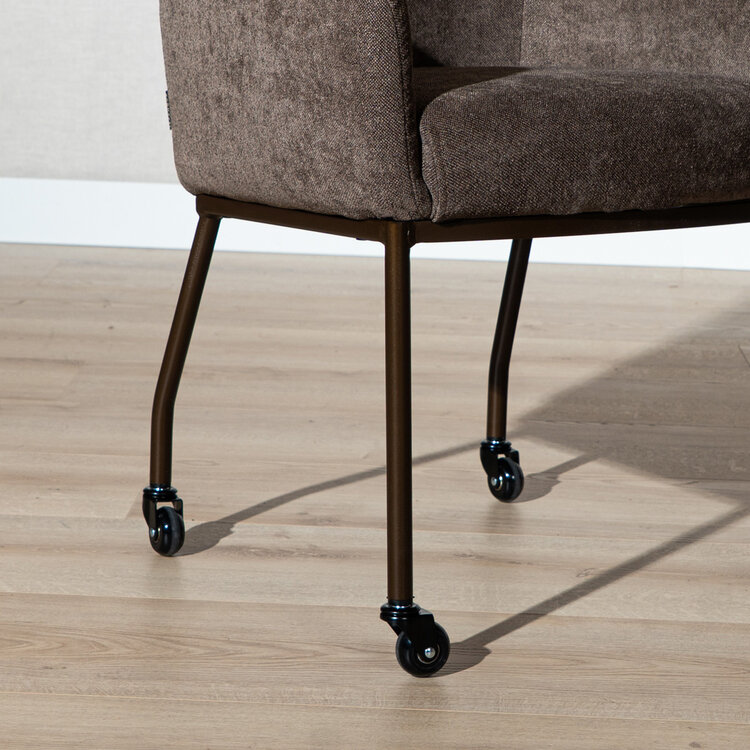 Chaise de salle à manger à roulettes Finn en chenille marron