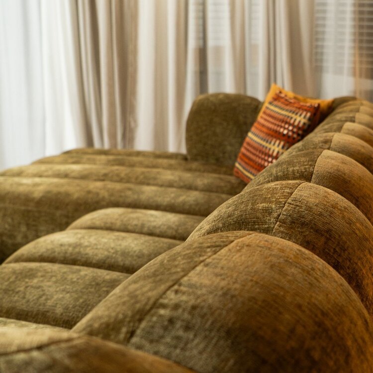 Canapé d’angle gauche Luca en tissu chenille vert