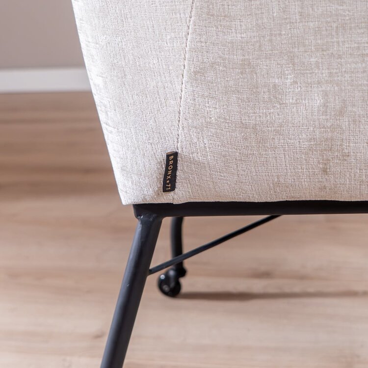 Chaise de salle à manger avec roulettes Enzo chenille sand