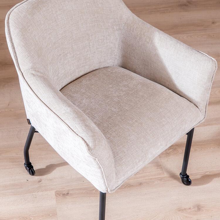 Chaise de salle à manger avec roulettes Enzo chenille sand