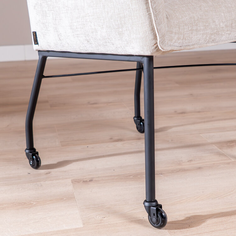 Chaise de salle à manger avec roulettes Enzo chenille sand