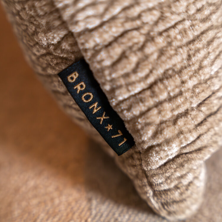 Coussin décoratif Day en tissu chenille taupe 25 x 45