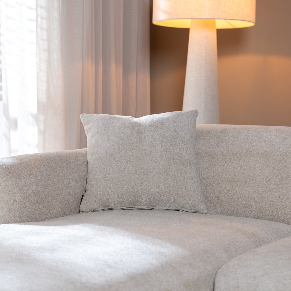 Coussin décoratif Maya en tissu chenille beige 45 x 45
