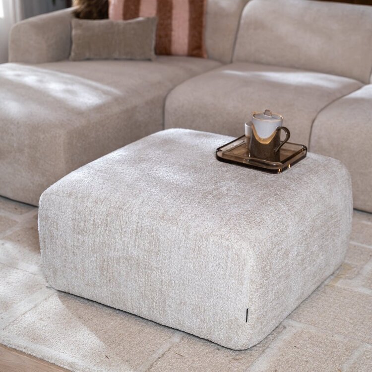 Pouf Maine en tissu bouclé blanc cassé