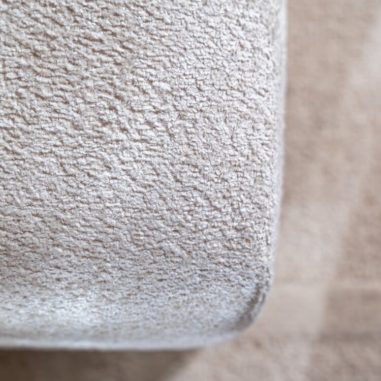 Pouf Maine en tissu bouclé blanc cassé