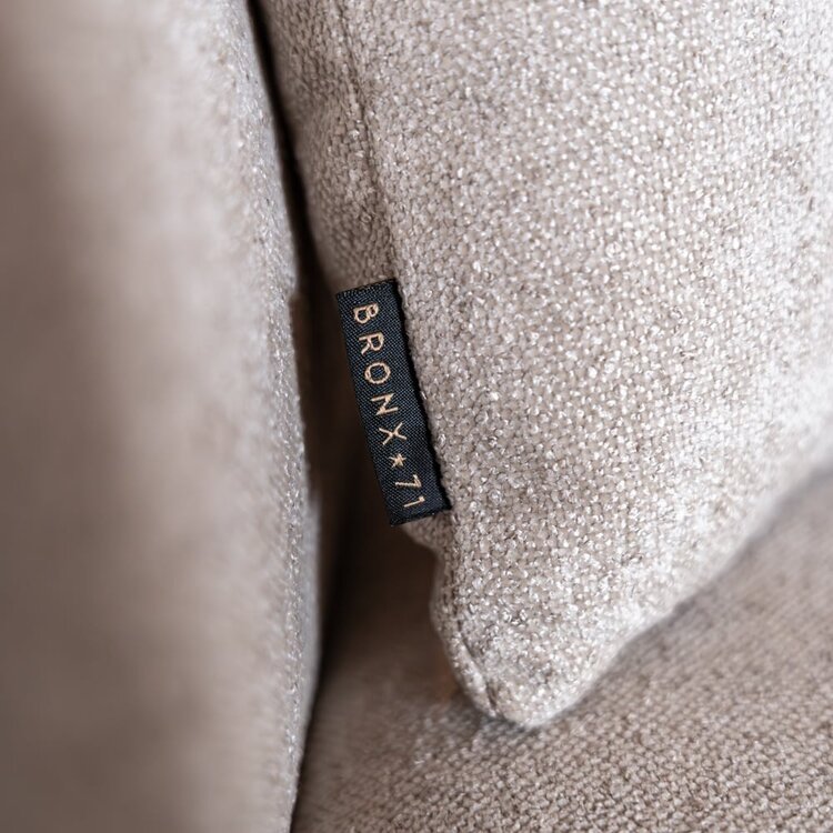 Coussin décoratif Maya en tissu chenille beige 45 x 45