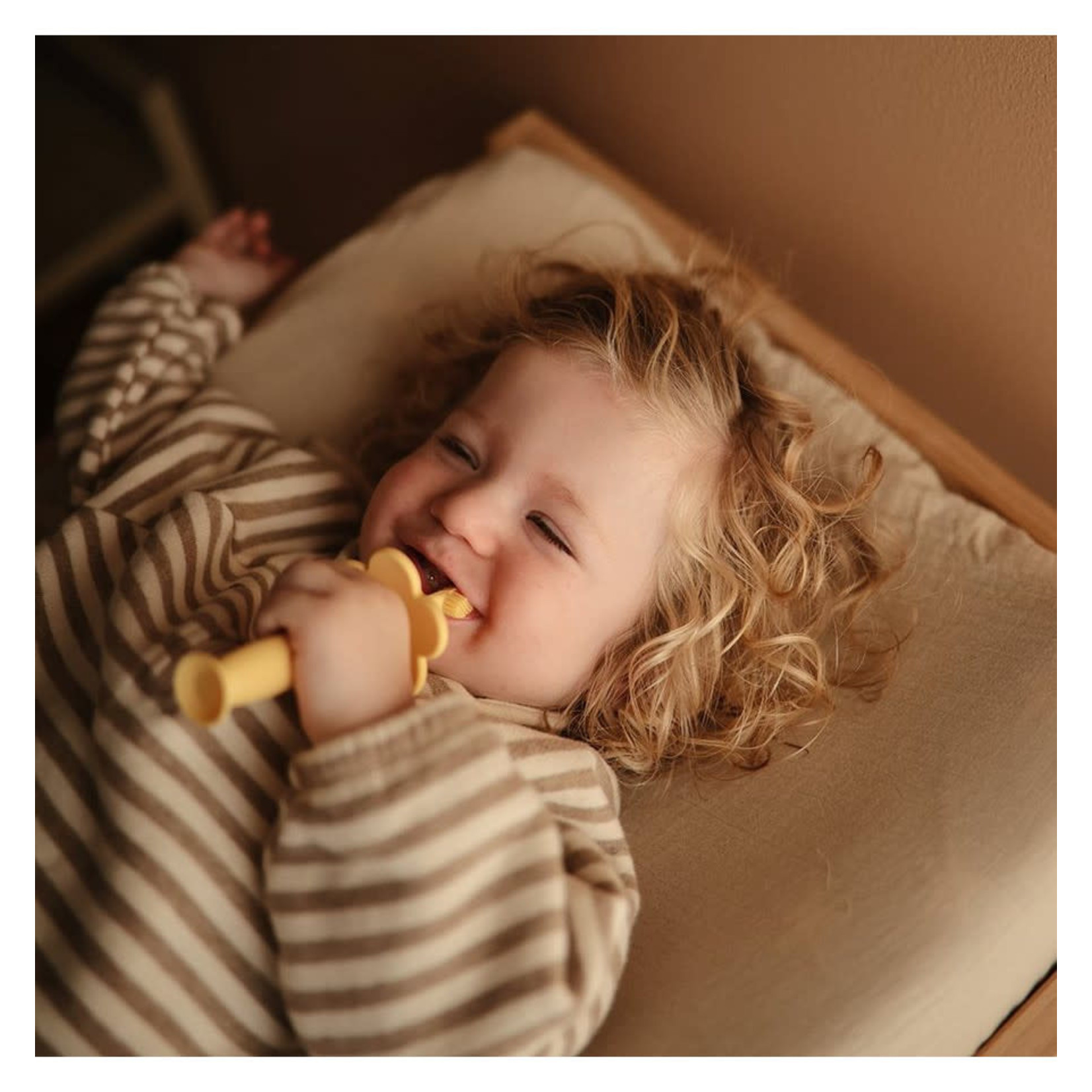 Mushie TRAINING TOOTHBRUSH FLOWER - Pale Daffodil