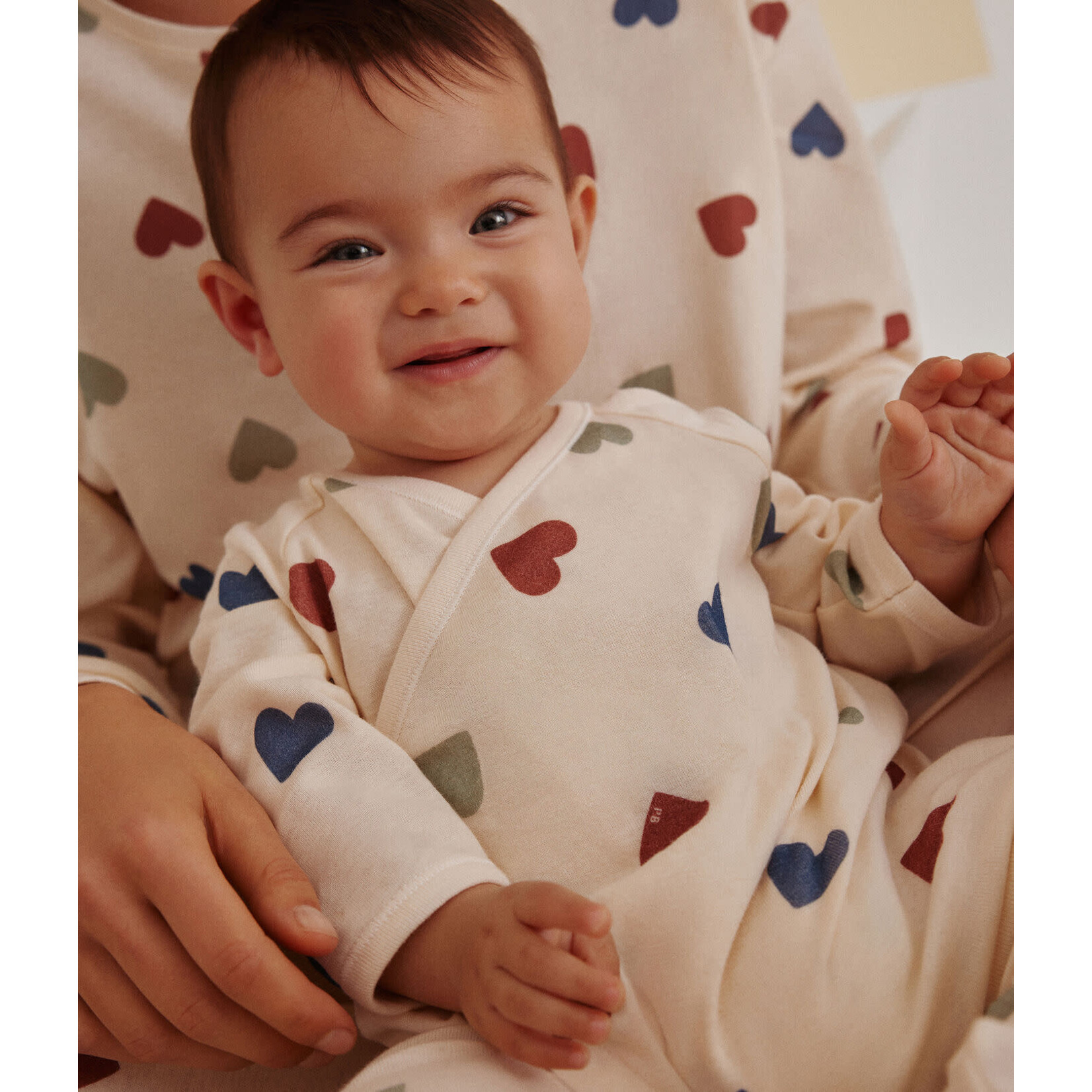 Petit Bateau KATOENEN BABYPYJAMA MET HARTENPRINT