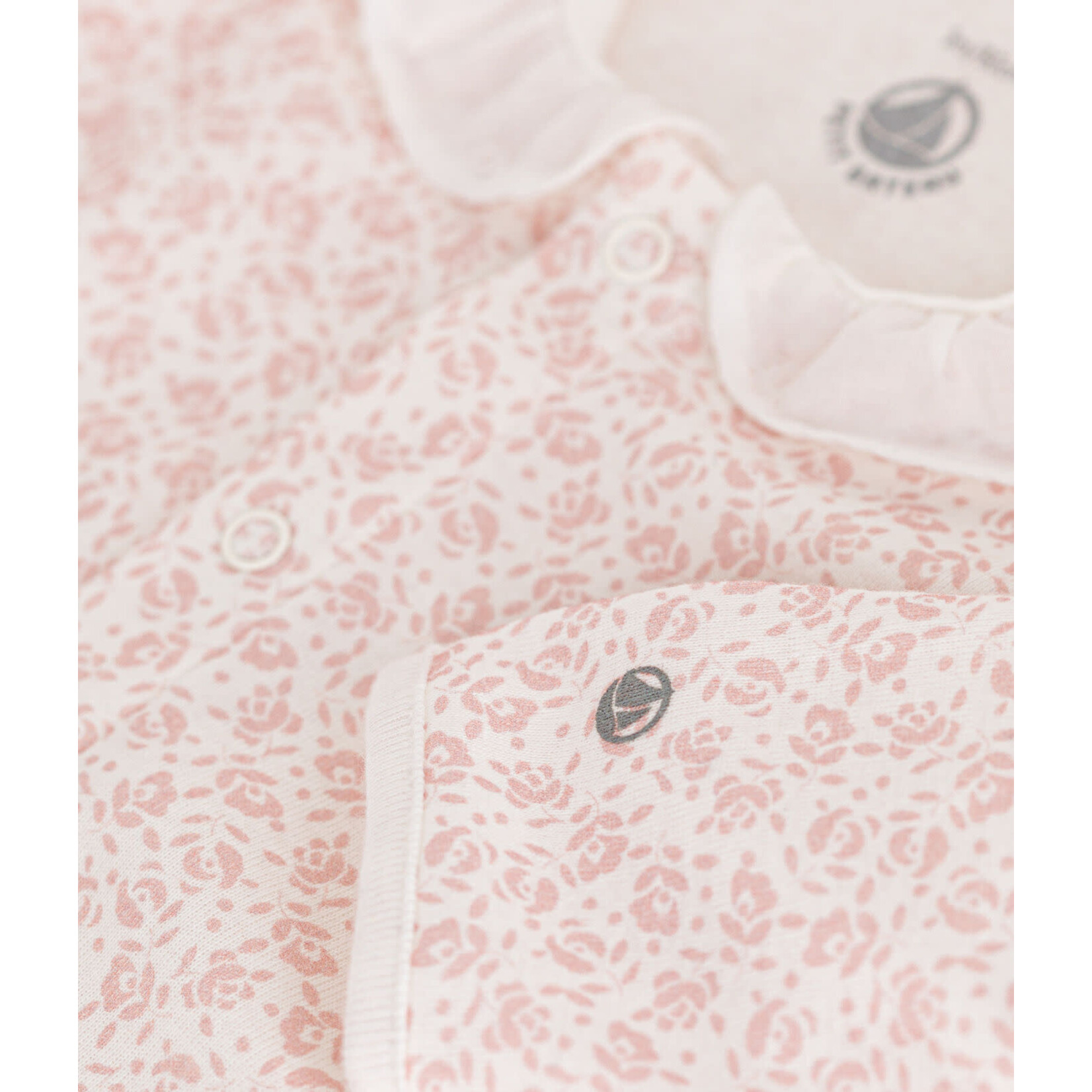 Petit Bateau BABYPYJAMA MET ROZE BLOEMENPRINT EN FRULKRAAG