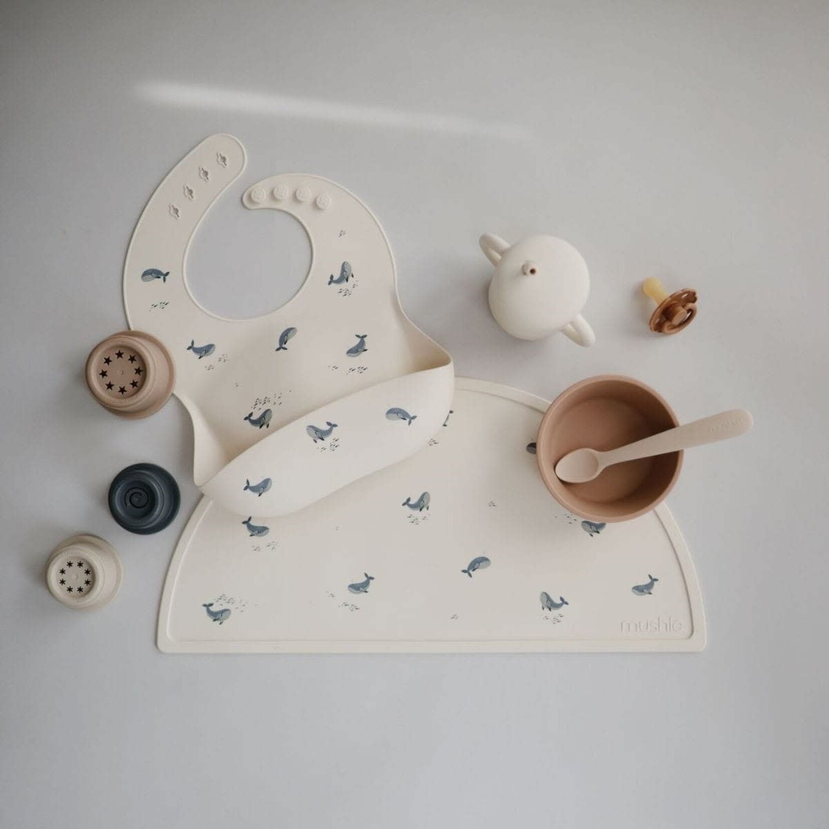 Mushie SILICONE BIB - Print whales