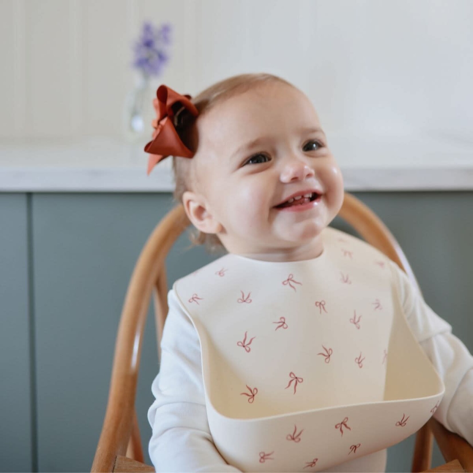 Mushie SILICONE BIB - Print bows