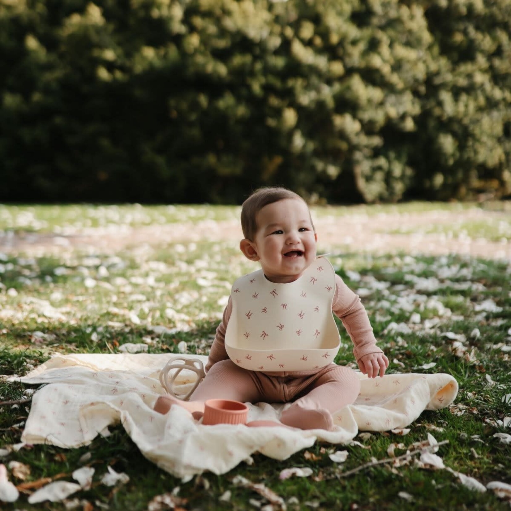Mushie SILICONE BIB - Print bows