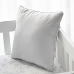 Baby Hillemans: geborduurd kussen naaiatelier linen melange met witte paspel en naam