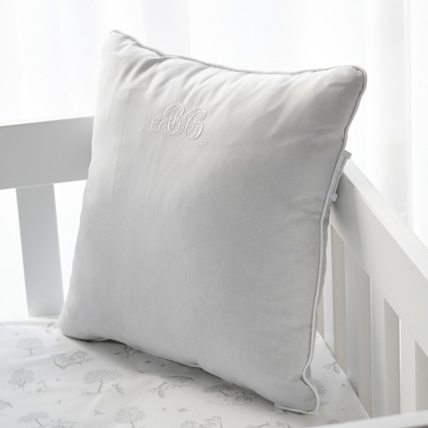 Baby Hillemans: geborduurd kussen naaiatelier linen melange met witte paspel en naam