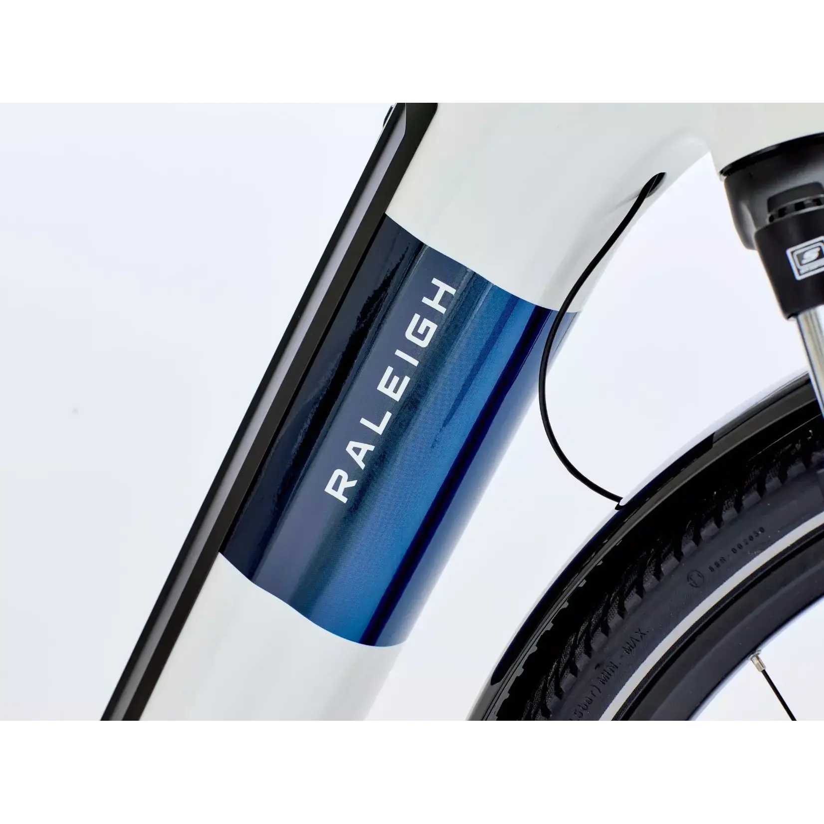 Raleigh RALEIGH MOTUS - HUB GEAR ELECTRIC BIKE LOW STEP - WHITE